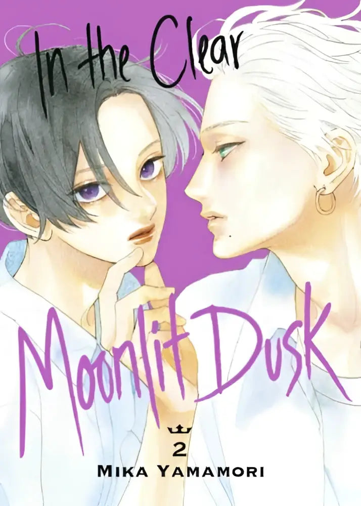 De cover van de manga moonlit dusk 2 van mika yamamori met twee witteharige personages tegen een paarse achtergrond