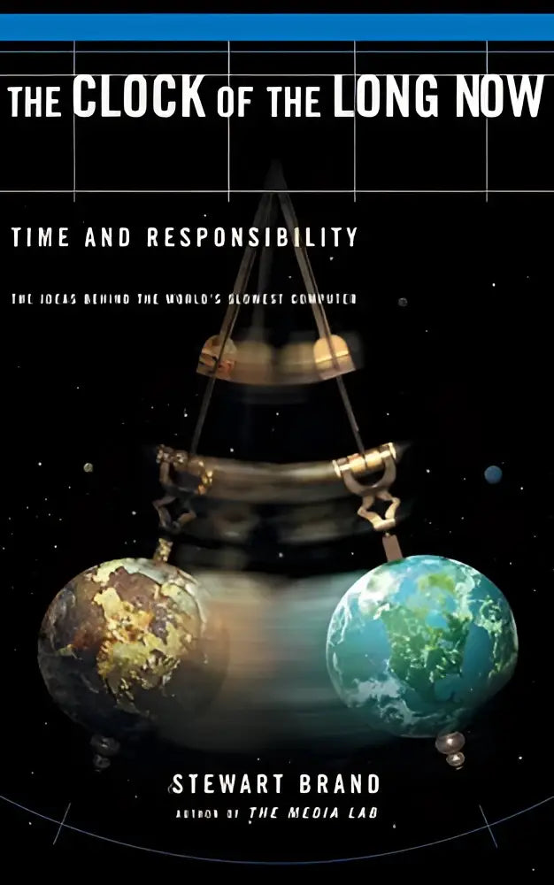 De klok van de lange nu boek met metallic klokachtig apparaat tussen twee globes op zwarte sterrenachtergrond