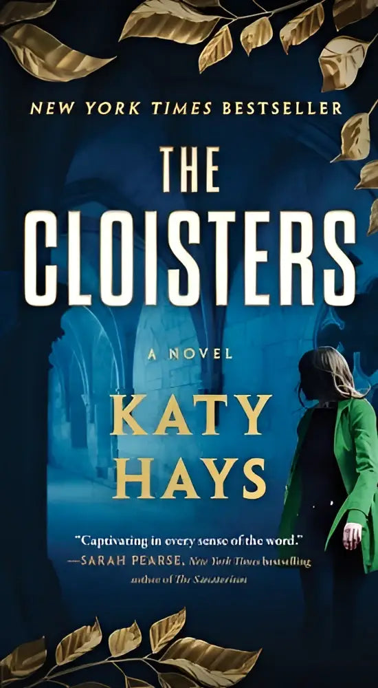The cloisters een roman van katy hays met een donkerblauwe omslag, gouden bladeren en een vrouw in een groene jas