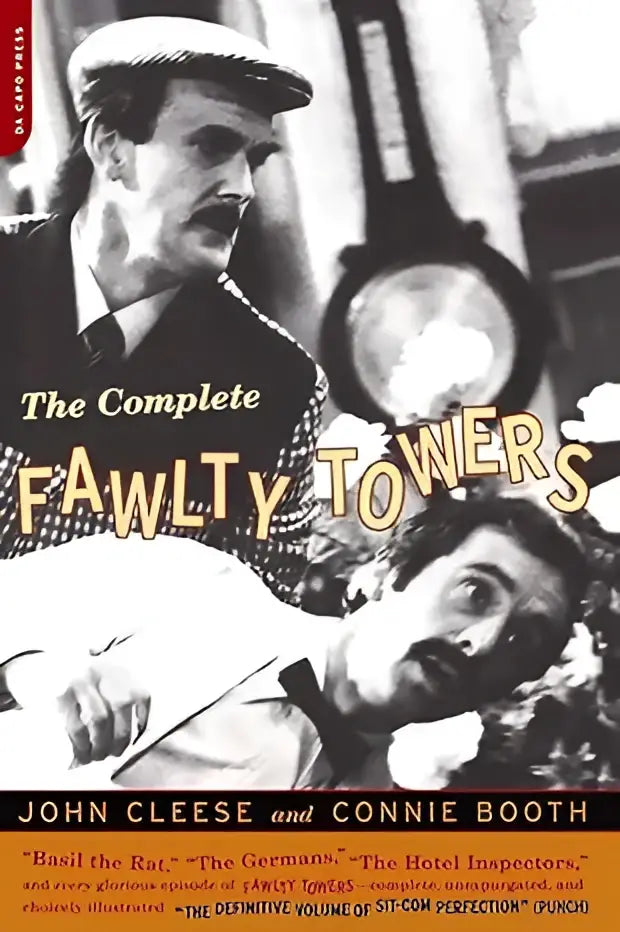 De complete fawlty towers boekomslag toont een zwartwit foto van basil fawlty en gast met gele titeltekst