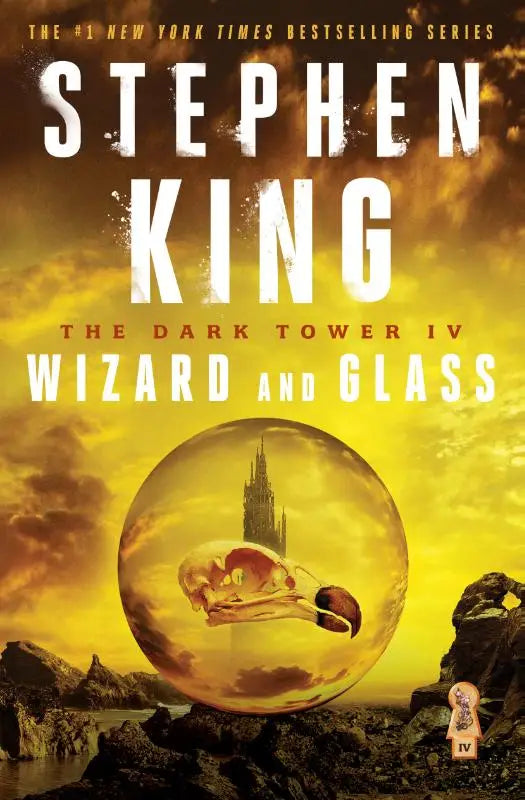 De cover van the dark tower iv wizard and glass toont een gouden bol met een skelet tegen een vurige gele lucht