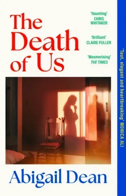 The death of us door abigail dean een paperbackboek met een warme omslag en rode letters