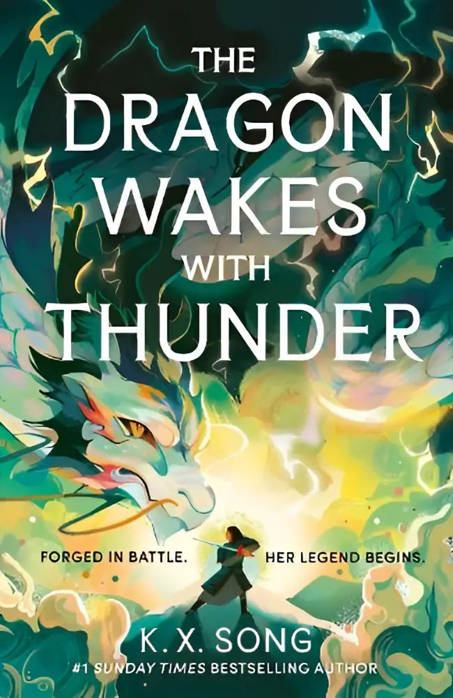 The dragon wakes with thunder boekcover toont een romantisch en donker fantasiedraak met groene en gouden schubben