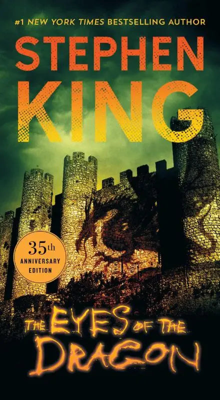 De cover van the eyes of the dragon roman toont een donkerstenen kasteel met oranje en gele tekst tegen een stormachtige hemel