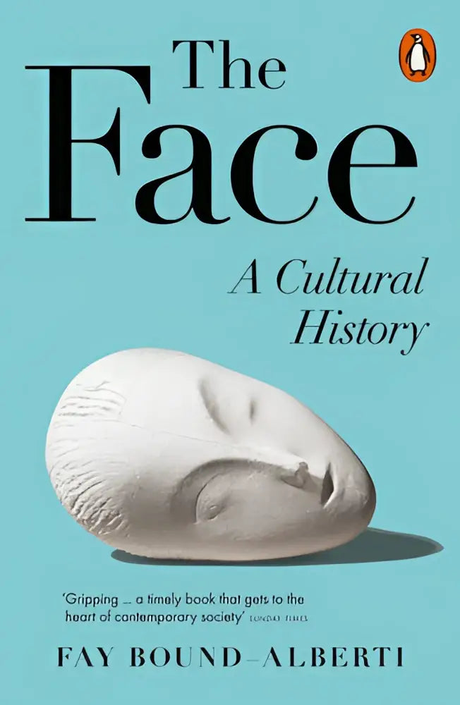 Witte gesculpteerde gezichtsmasker met gesloten ogen op lichtblauw boekcover van the face over culturele geschiedenis