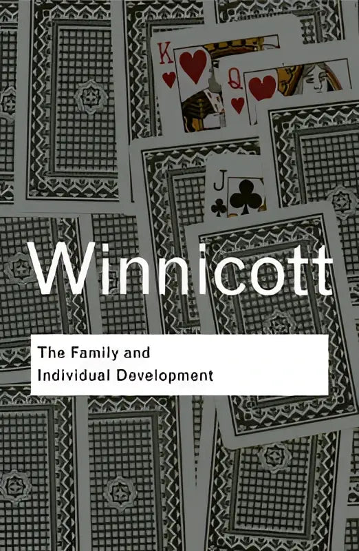 De boekcover van winnicott de familie en individuele ontwikkeling toont witte tekst op een donkergrijze achtergrond met speelkaarten