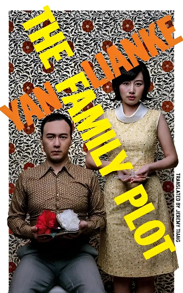 De poster van the van lanke family plot toont een man en vrouw in vintage kleding tegen een bloemenbehang voor the family plot