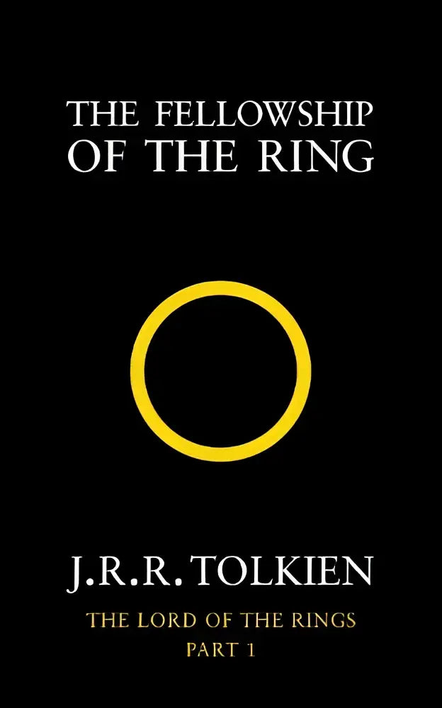 Minimalistisch zwart boek met een opvallende gele ring voor the fellowship of the ring van j.r.r. in the lord of the rings serie