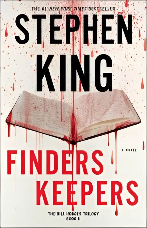 De finders keepers roman van stephen king toont een open boek met rode vloeistof op een witte achtergrond
