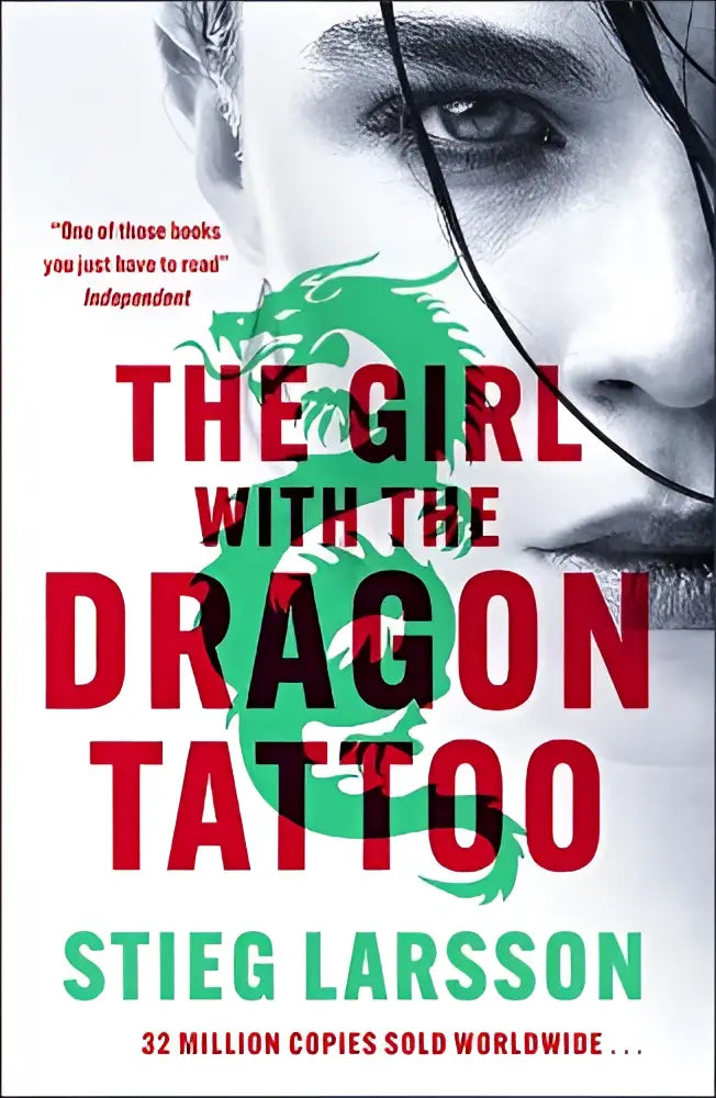 The girl with the dragon tattoo boekcover met rood en groen tekst over een zwartwit portret van een vrouw