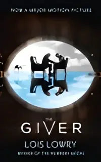 De omslag van het boek The Giver toont de titel in witte hoofdletters onder een ovale illustratie van twee figuren