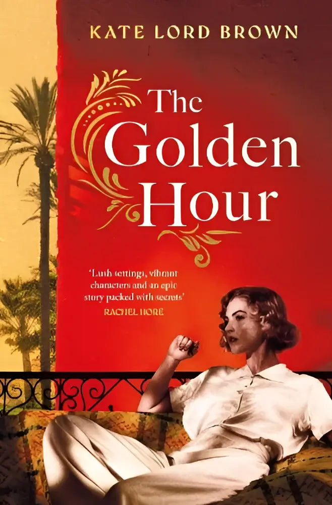 De golden hour boekcover toont een vrouw in een elegante witte jurk tegen een rode achtergrond met gouden letters en palmboomillustraties in een exquisite story over love and the enduring kracht van vriendschap door ruth hogan