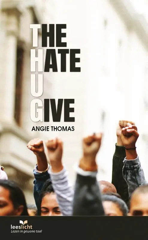 De cover van the hate u give door angie thomas toont zwarte tekst op een wazige afbeelding van geheven vuisten