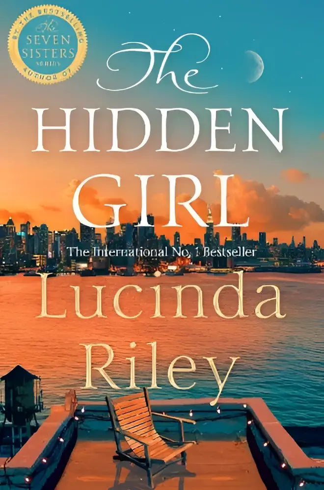 De hidden girl hardcover boek met een elegante omslag toont een stadsgezicht bij zonsondergang en een houten stoel op een steiger