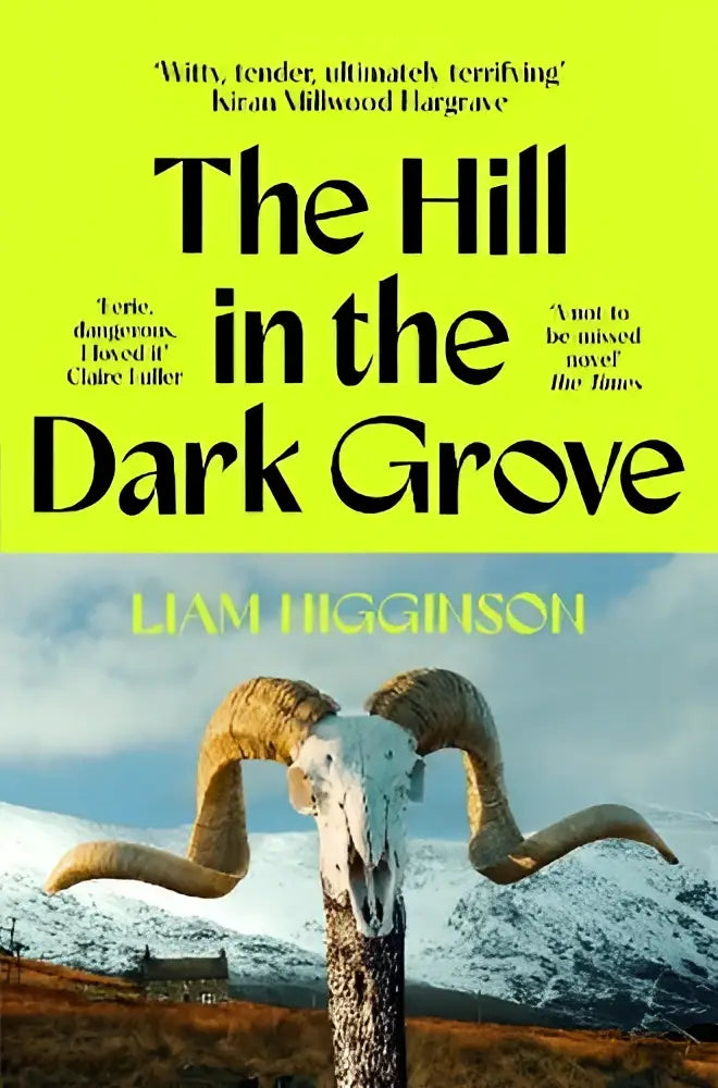 The hill in the dark grove boekomslag toont een witte ram schedel met hoorns tegen een berglandschap