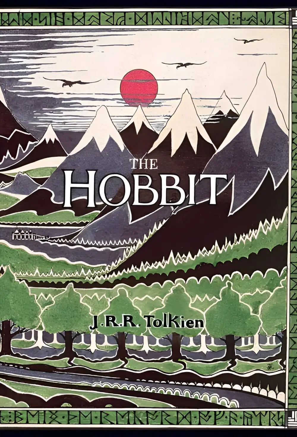 De hobbit classic hardback boek met een gestileerde illustratie van besneeuwde bergen, groene bossen en een rode zon