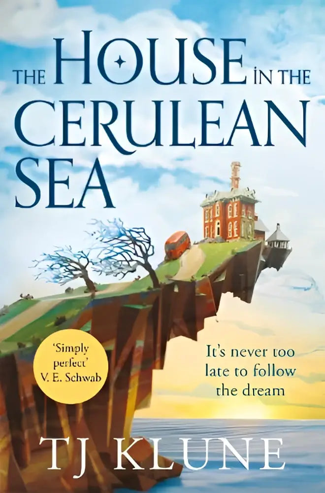 The house in the cerulean sea boekcover toont een roodstenen huis op een klif met uitzicht op blauw water