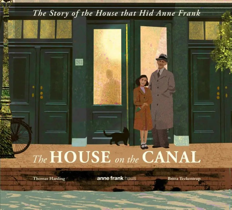 De cover van het kinderboek the house on the canal toont een man en vrouw voor donkergroene deuren met zwarte kat over anne frank