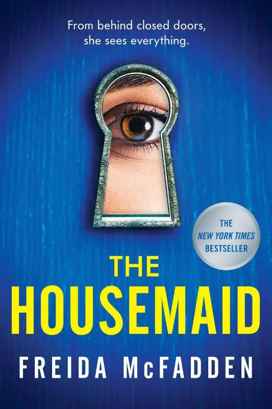 De housemaid van freida mcfadden psychologische thriller boekcover met oog door sierlijke sleutelgat op blauwe achtergrond