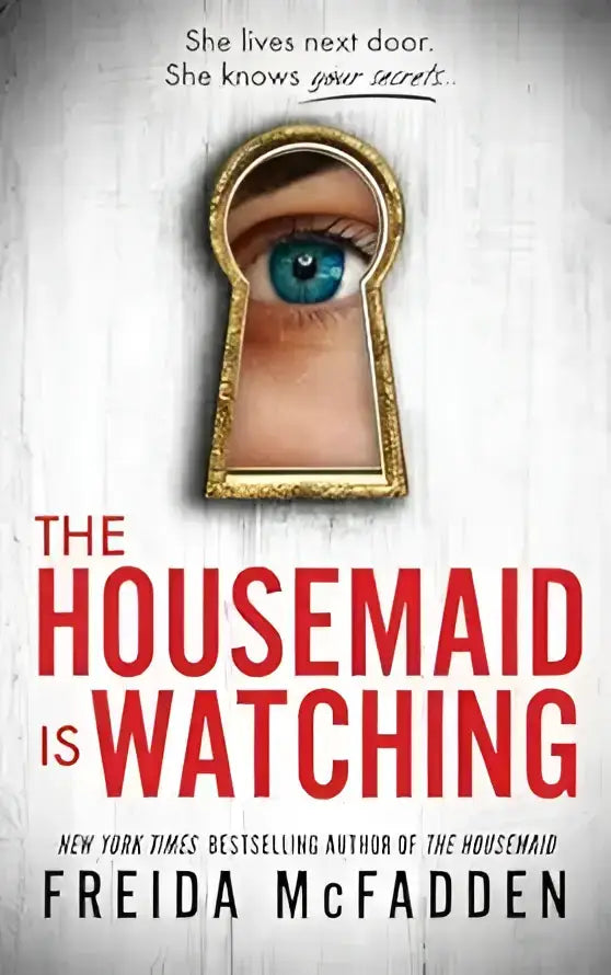 Een opvallende blauwe oog kijkt door een gouden sleutelgat op de cover van the housemaid complete bundle van freida mcfadden met psychologische spanning en verslavende thrillers van familie winchester