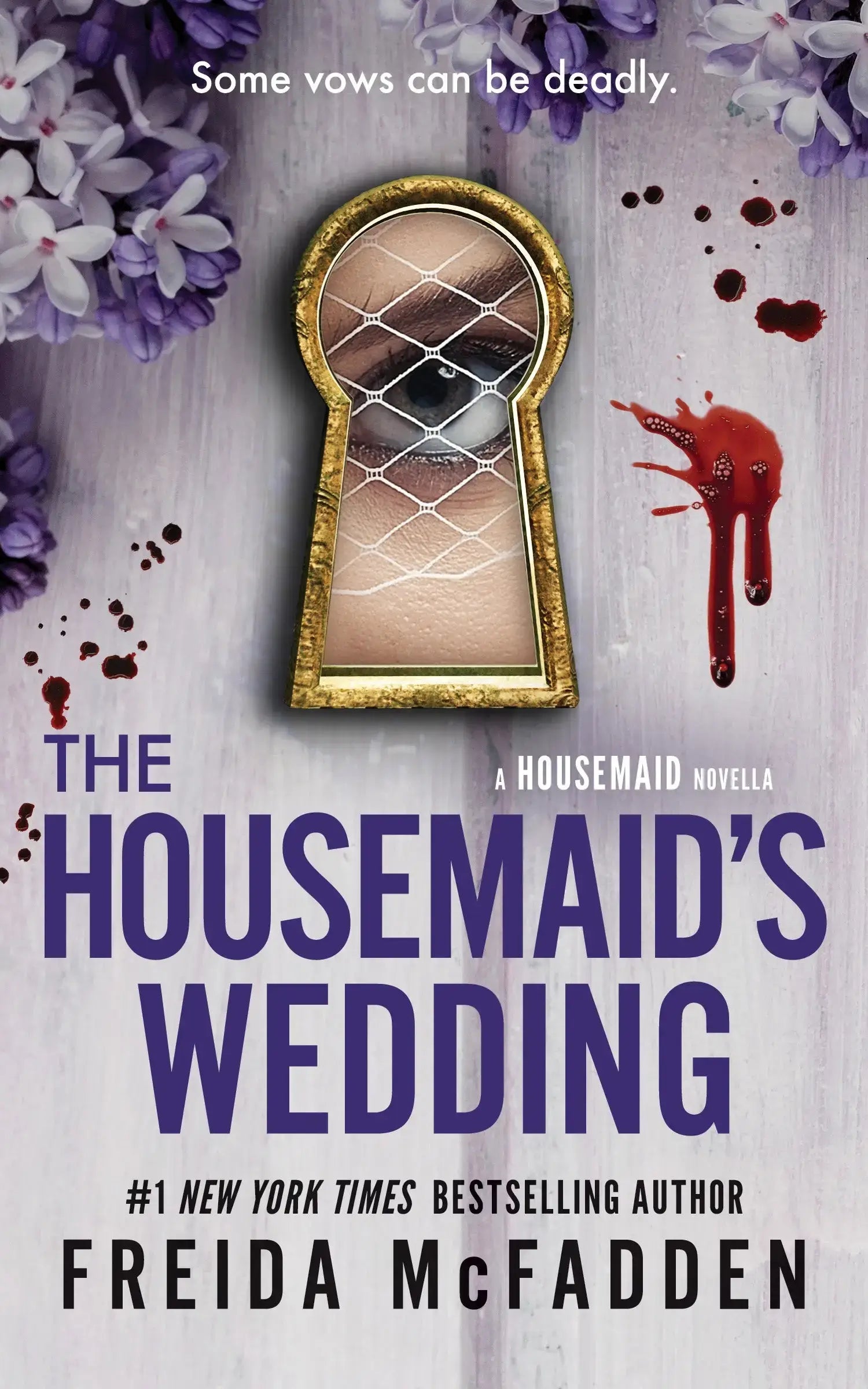 The housemaids wedding boekomslag toont een goudgeramd sleutelgat met oog, omringd door paarse sering en rode vlekken in psychologische spanning verslavende thrillers