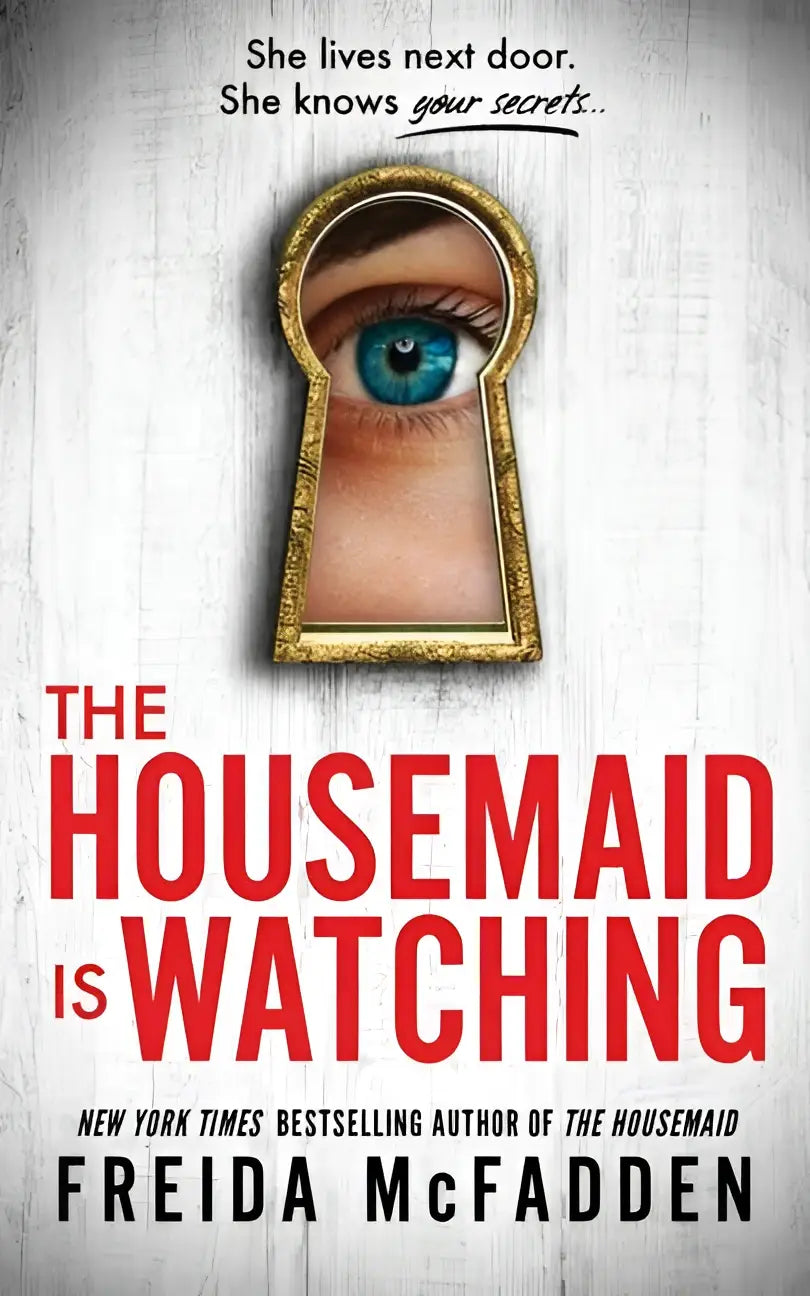 Een gouden sleutelgatvormige lijst met een opvallende blauwe oog in het midden voor de psychologische thriller the housemaid van freida mcfadden