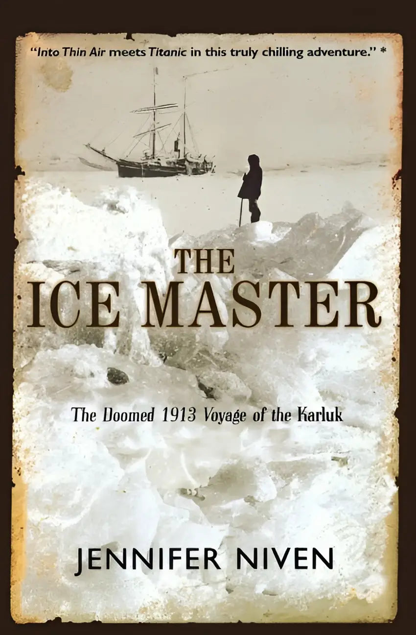 De ice master boekomslag toont een sepia ontwerp met een figuur op ijs naast een schip van de 1913 karluk expeditie