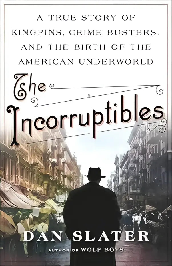 De boekcover van the incorruptibles toont de titel in zwart sierlijk lettertype en een silhouet van een man met fedora voor een sepia stadsgezicht