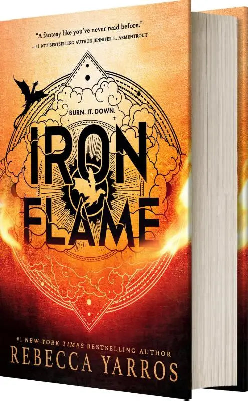 The iron flame standaard editie boek met een vurige oranje en rode omslag en zwart gedetailleerde draakillustraties