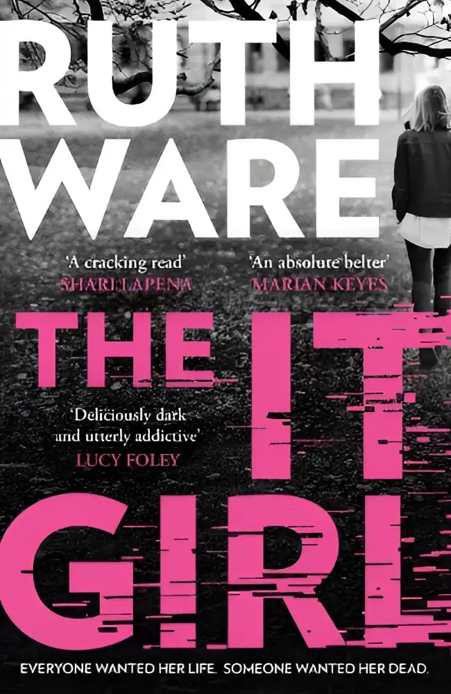 De boekcover van the it girl door ruth ware toont een deliciously dark thriller met roze en witte tekst op zwartwit achtergrond