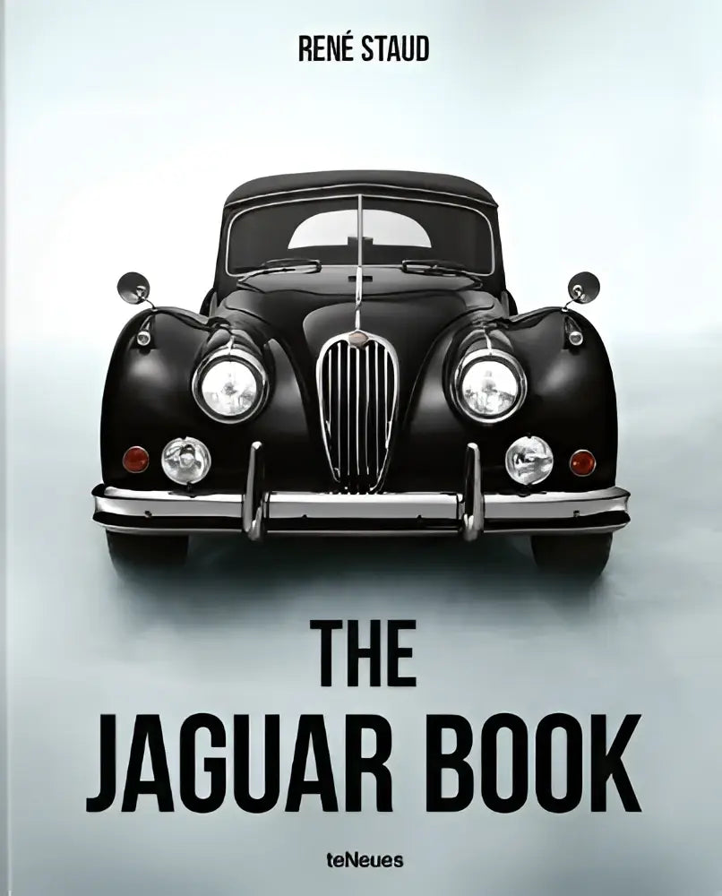 Zwarte klassieke Jaguar met chromen grille en ronde koplampen in The Jaguar Book collector’s edition