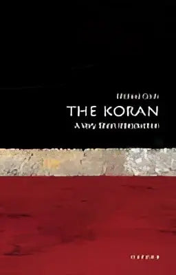 Zwart boek met goudkleurige letters en een rood getextureerd omslag getiteld the koran een zeer korte introductie