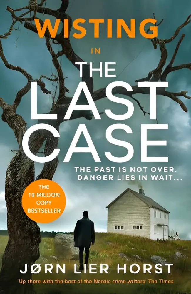 De cover van het boek the last case door jorn lier horst toont de titel in oranje en wit met een donker bos en huis