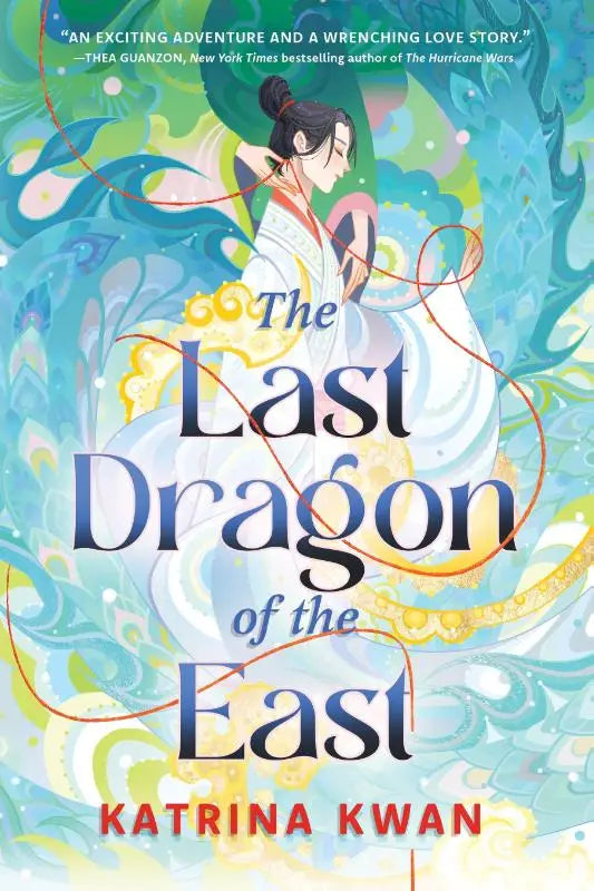 De kaft van the last dragon of the east toont een elegante vrouw in witte en roze traditionele kleding tegen een kleurrijke achtergrond