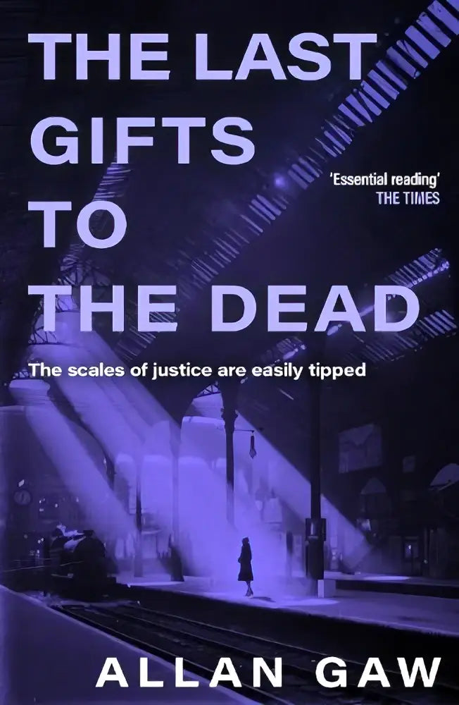Donkere en sfeervolle cover van the last gifts to the dead met een eenzame figuur op een leeg perron bij paars licht