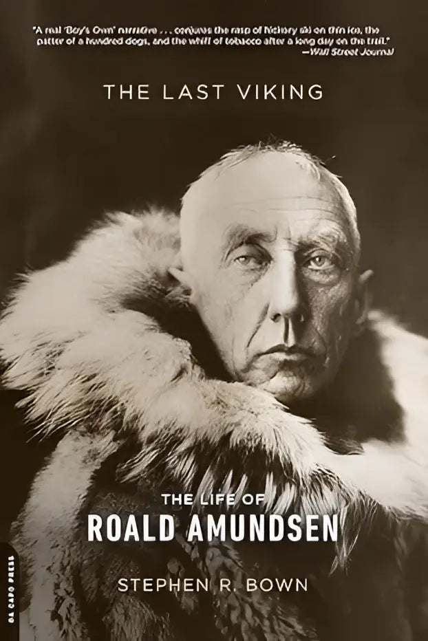 Zwart-wit boekomslag van The last viking de levensbeschrijving van roald amundsen met een oudere man in een bontkraag