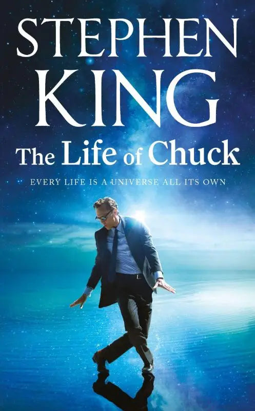 The life of chuck boekomslag toont een man in donker pak en bril wandelend over kosmisch blauw, nu een major film