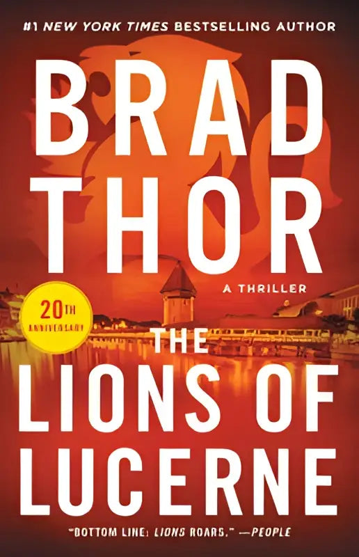 Cover van het thrillerboek the lions van brad thor uit de scot harvath serie met witte letters en roodoranje achtergrond