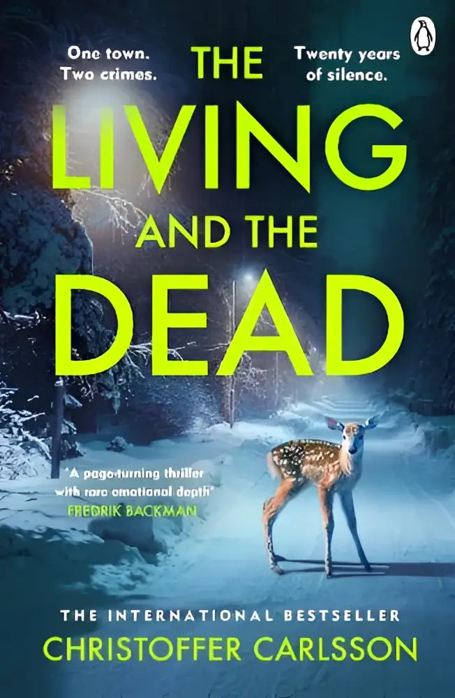 The living and the dead boekomslag met donkere sneeuwlandschap en neon groene letters, met een gespikkeld rendier in het bos