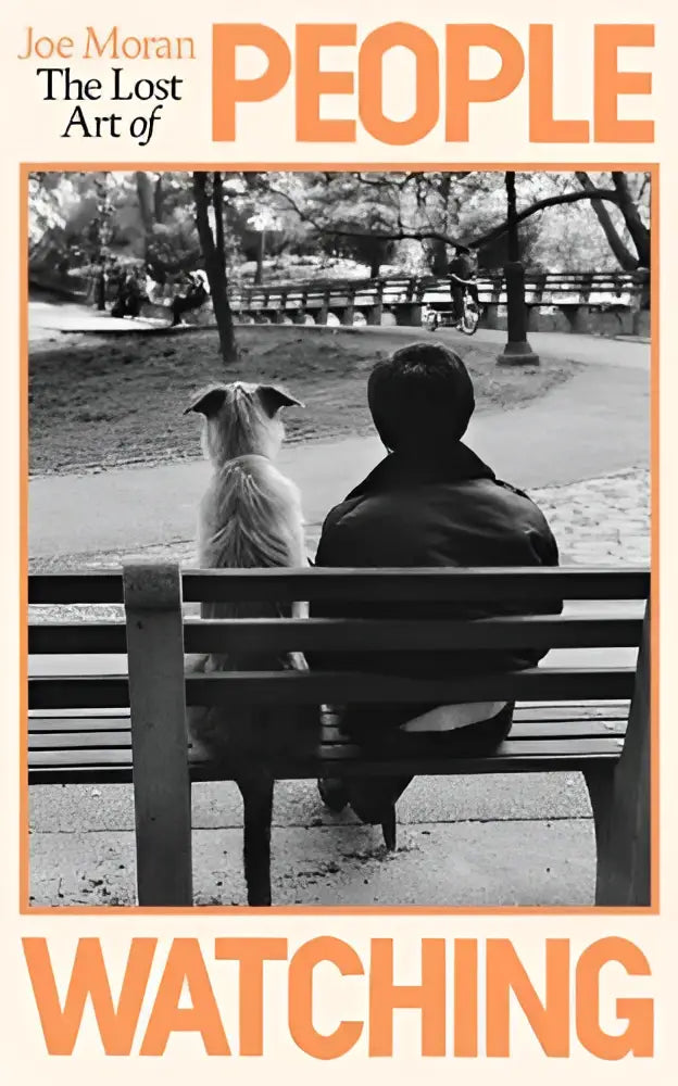 Zwart-wit foto van persoon en hond zittend op houten bank met thema the lost art of people watching