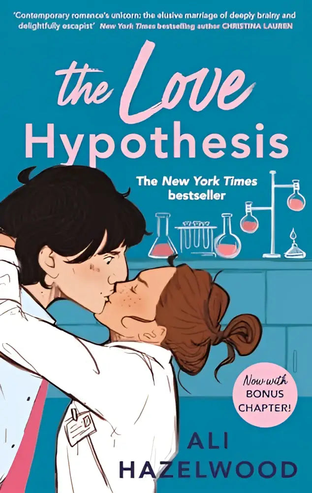 The love hypothesis door ali hazelwood met een teal cover en twee wetenschappers in witte jassen die kussen