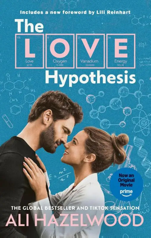 The love hypothesis boekomslag met blauwe achtergrond, chemische typografie en moleculaire structuren in prime tie-in editie