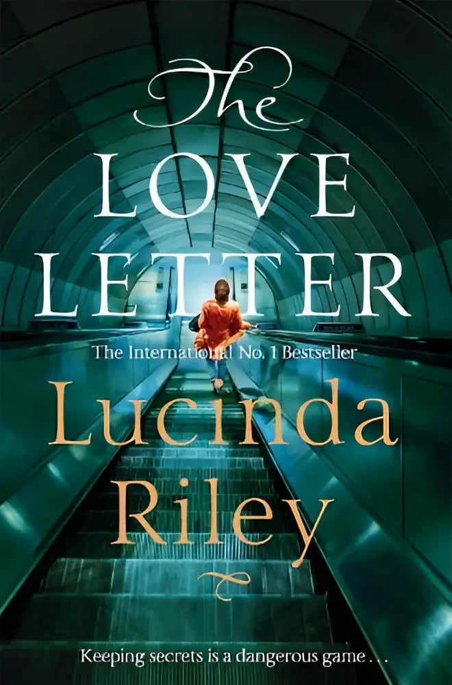 De cover van the love letter door lucinda riley toont een persoon in oranje kleding op een teal kleurige roltrap