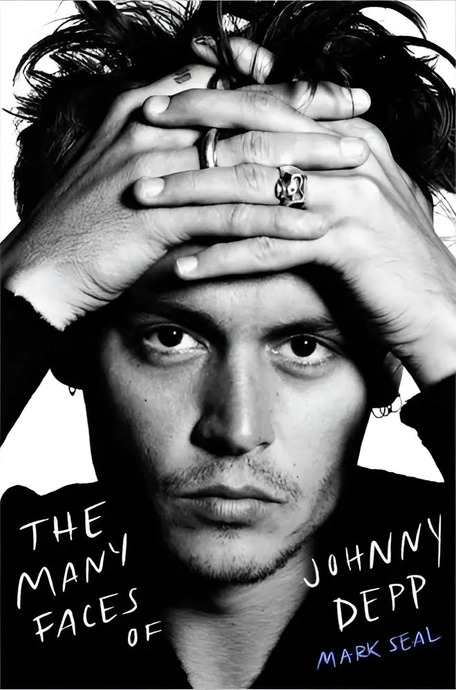 Zwart-wit boekomslag van the many faces of johnny depp met johnny depp die zijn gezicht omlijst door zijn handen
