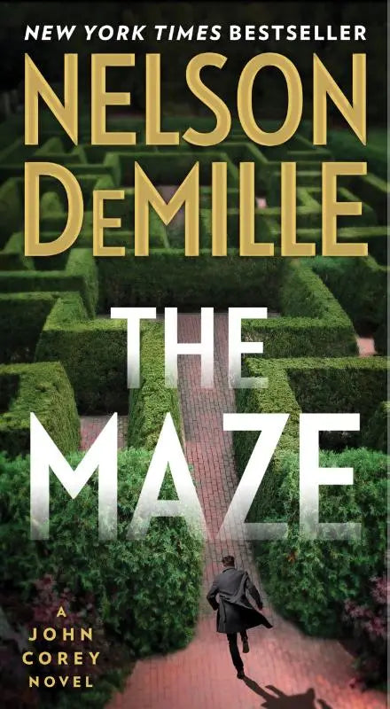 The maze john corey novel boekomslag met goudkleurige en witte letters en een man die over een pad loopt
