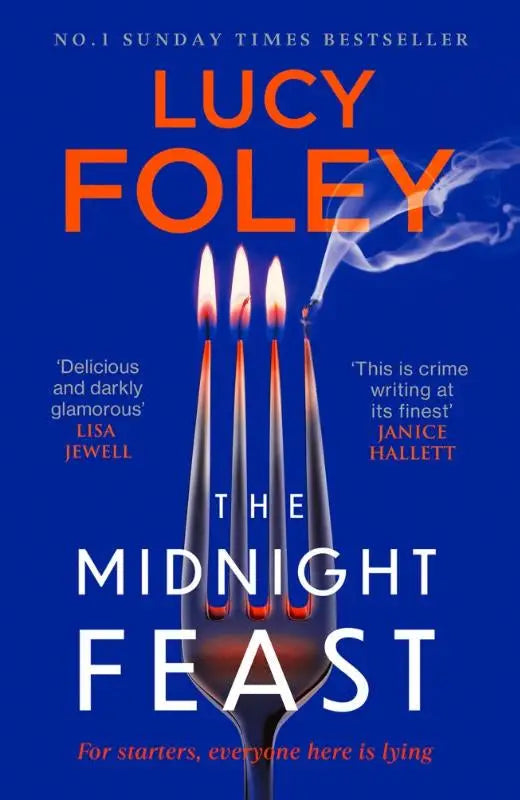 Blauw boek met zilveren vork en brandende kaarsen op de cover getiteld the midnight feast door lucy foley