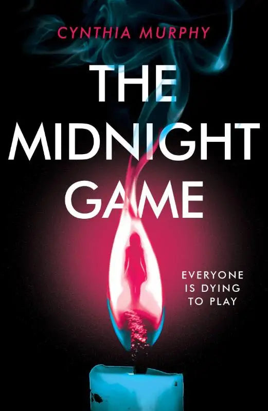 De midnight game boekcover toont een blauw gloeiende kaars met rook en een rood-witte silhouetfiguur tegen een donkere achtergrond