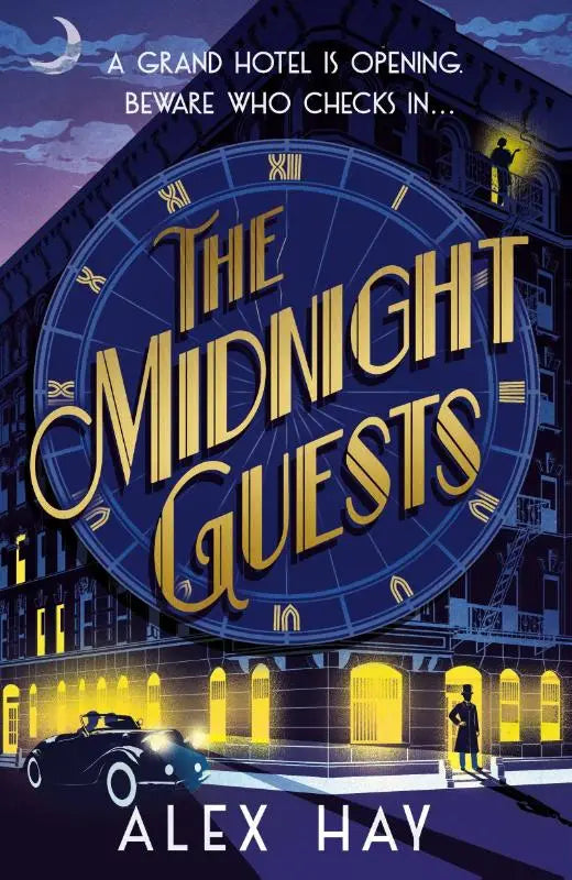 De midnight guests boekomslag toont een groot blauw klokblad met gouden romeinse cijfers en een grand hotel bij nacht