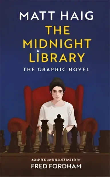 The midnight library the graphic novel toont een vrouw in een rode fauteuil omringd door schaakstukken op een donker bord