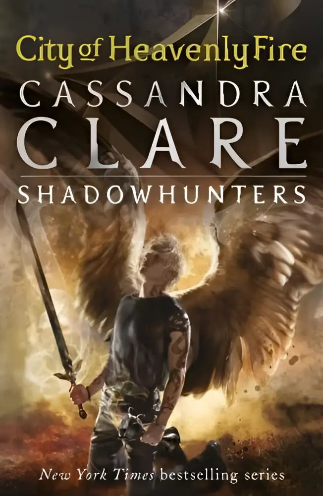 De cover van the mortal instruments 6 city of heavenly fire toont een personage met vleugels en een zwaard tegen een vurig decor